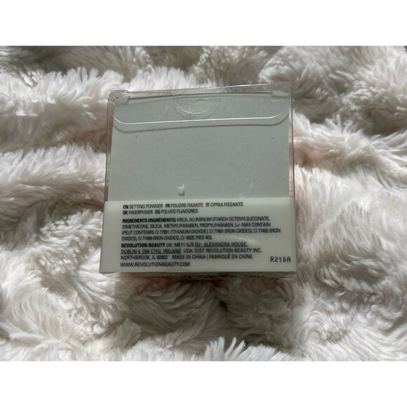 Makeup Revolution Conceal And Fix Loose Setting Finishing Powder in Light Yellow - Picture 5 of 5
